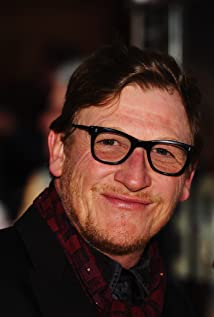 How tall is Geoff Bell?